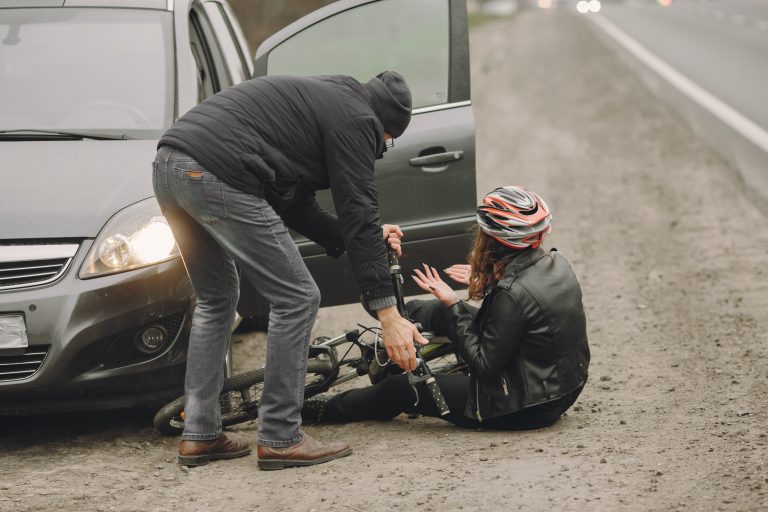 Acidente de trajeto - Mulher de bicicleta sofre acidente no trajeto para o trabalho