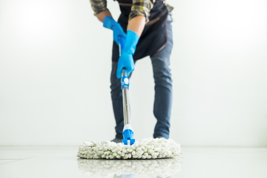 direito empregadas domésticas - empregada limpando o chão com um mop