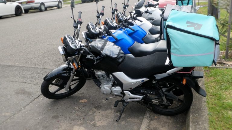Motoboy de aplicativo - motos estacionadas